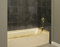 Salle de bain avant conversion de baignoire en douche