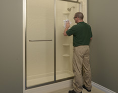 technicien installant les portes de douche